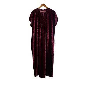Vanity Fair vintage‎ velvet night dress. One size